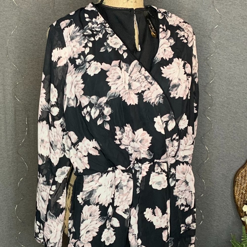 NWT Trixxi Floral Romper sz M Black/ Dusty Pink